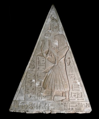 Egyptische oudheid: piramidepunt van de kapel van Ramose versierd met de voorstelling van de overleden aanbiddende Re-Atum door Egyptian 19th Dynasty