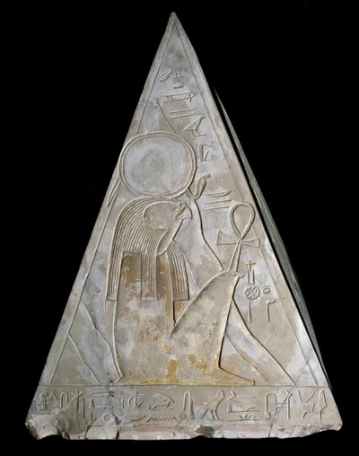 Egyptische antiquiteit: piramidepunt van de kapel van Ramose gedecoreerd met de voorstelling van Re-Atum (Re Atum of Ra-Atum of Ra Atum of Re Toum) godheid van de ondergaande zon. 19e dynastie (1295-1190 v.Chr.) Deir el Medineh Dim. h. 70 cm Turijn Egyptis door Egyptian 19th Dynasty