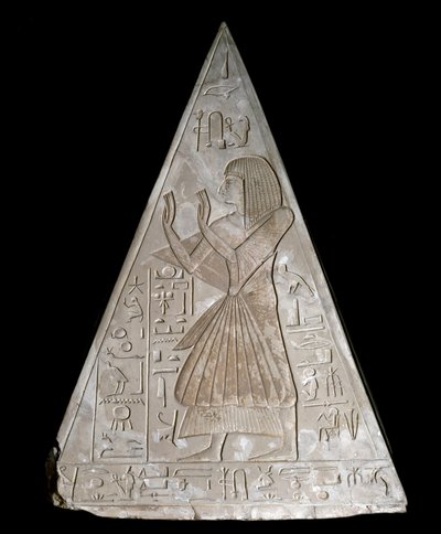 Egyptische antiquiteit: piramidepunt van de kapel van Ramose gedecoreerd met de voorstelling van de late aanbidding van Ra-Harakte (Re Harakte) godheid van de opkomende zon door Egyptian 19th Dynasty
