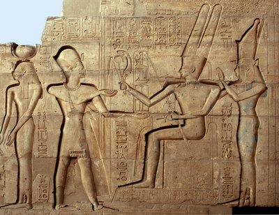 Egyptische oudheid: reliëf dat Farao Ramses II voorstelt voor twee van de godheden van de Thebaanse triade, Amon en Moet; Begrafenistempel gewijd aan Farao Ramses II (1279-1213 v.Chr.), locatie van Ramasseum in Luxor, Egypte. door Egyptian 19th Dynasty