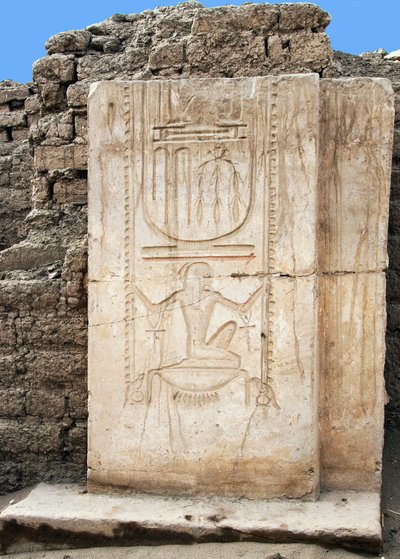 Egyptische oudheid: stele van farao Ramses II (1279-1213 v.Chr.) met langlevenswens, Funeraire Tempel gewijd aan hem, Ramasseum site in Luxor, Egypte door Egyptian 19th Dynasty
