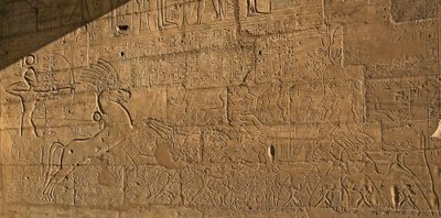 Egyptische oudheden: uitzicht op de reliëfs die de heldendaden van Ramses II tijdens de Slag bij Qadesh in 1274 v.Chr. vieren, funerair tempel gewijd aan farao Ramses II door Egyptian 19th Dynasty