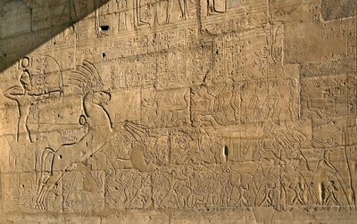 Egyptische oudheid: zicht op de reliëfs die de heldendaden van Ramses II tijdens de Slag bij Qadesh in 1274 v.Chr. vieren, Herdenkingstempel gewijd aan Farao Ramses II (1279-1213 v.Chr.), locatie van Ramasseum in Luxor, Egypte. door Egyptian 19th Dynasty
