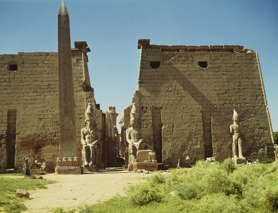 Gevel en eerste pyloon met twee zittende beelden van Ramses II en de overgebleven obelisk door Egyptian 19th Dynasty