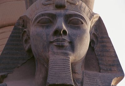 Gezicht van standbeeld van Ramses II zittend, Thebaanse Necropolis door Egyptian 19th Dynasty