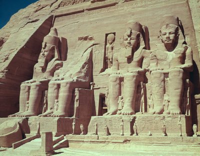Vier kolossale figuren van de koning, uit de Tempel van Ramses II, Nieuwe Koninkrijk, c.1279-1213 v.Chr. door Egyptian 19th Dynasty