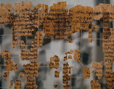 Fragmenten van Turijn Papyrus, ook bekend als Koningspapyrus of Koninklijke Canon Papyrus, ongeveer 41 x 170 cm, waarschijnlijk daterend uit het bewind van Ramses II uit Thebe, Egyptische beschaving, Nieuwe Rijk, Dynastie XIX door Egyptian 19th Dynasty