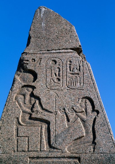 Obelisk met reliëfs en inscripties van Ramses II, Grote Tempel van Amon, Tanis, Egypte, Egyptische beschaving, Nieuwe Rijk, Dynastie XIX door Egyptian 19th Dynasty