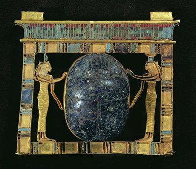 Pectorale van de vizier, Paser, met een scarabee geflankeerd door de godinnen Isis en Nephthys, uit het Serapeum in Memphis, Nieuwe Koninkrijk door Egyptian 19th Dynasty