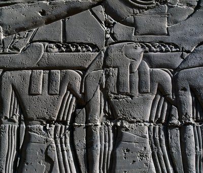 Priester met havikmasker (detail) van scène die Ramses II voorstelt voor heilige boot, reliëf, binnenmuren van Grote Hypostyle Hal, Karnak tempelcomplex (Unesco Werelderfgoedlijst) door Egyptian 19th Dynasty