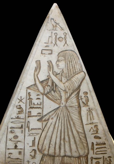 Pyramidion in kalksteen geplaatst op de top van de kapelgraven in de piramides. Er zijn serieuze scènes die de zonnecyclus en de aanbidding van de zon door de overledene uitbeelden. Het komt uit Deir el Medina door Egyptian 19th Dynasty