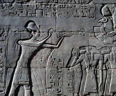 Ramesses II voor heilige boot, reliëf, binnenmuren van Grote Hypostyle Hal, Karnak tempelcomplex (Unesco Werelderfgoedlijst) door Egyptian 19th Dynasty