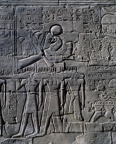 Ramesses II voor de heilige boot, reliëf, binnenmuren van de Grote Hypostyle Hal, Karnak tempelcomplex (Unesco Werelderfgoedlijst) door Egyptian 19th Dynasty