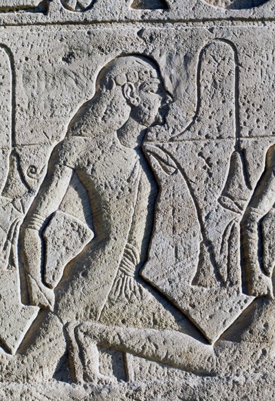 Reliëf met zwarte en Aziatische gevangenen van de Slag bij Kadesh, detail van de basis van tronen op de gevel van de Grote Tempel van Ramses II, Abu Simbel (Unesco Werelderfgoedlijst) door Egyptian 19th Dynasty