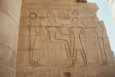 Reliëf dat de leeuwin-hoofdige godin Mut toont die Ramses II presenteert aan een gezeten Amon, die hem een ankh geeft, uit de Grote Hypostyle Hal, Nieuwe Koninkrijk door Egyptian 19th Dynasty