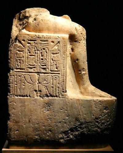 Zijaanzicht van een fragment van een standbeeld van Ramses II (1279-13) en partner, Nieuwe Koninkrijk (albast) door Egyptian 19th Dynasty