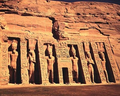 De tempel van koningin Nefertari, ook gewijd aan Hathor van Abshek, en genaamd de Kleine Tempel, Nieuwe Koninkrijk door Egyptian 19th Dynasty