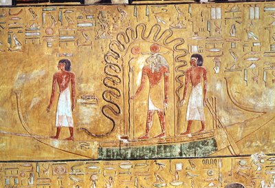 De zonnegod Ra in zijn zonneboot, beschermd door de kronkels van een slang, uit het graf van Seti I (1394-1279 v.Chr.) Nieuwe Rijk (geschilderd kalksteen) door Egyptian 19th Dynasty