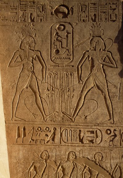 Vereniging van Opper- en Neder-Egypte en cartouche van farao, reliëf op basis van tronen, Tempel van Ramses II, Abu Simbel, Egypte, Nieuwe Rijk, Dynastie XIX door Egyptian 19th Dynasty
