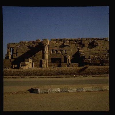 Zicht op een muur met zuilen, Nieuwe Koninkrijk door Egyptian 19th Dynasty