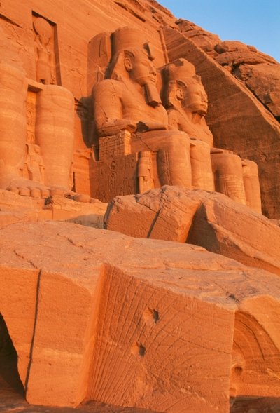 Uitzicht op de gevel van de Grote Tempel van Ramses II bij zonsopgang, Abu Simbel (UNESCO Werelderfgoedlijst) door Egyptian 19th Dynasty