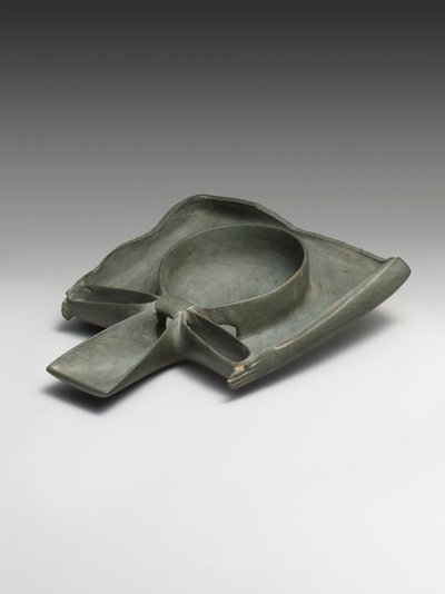 Libatie schaal met Ka-armen die een Ankh-teken presenteren (greywacke) door Egyptian 1st Dynasty