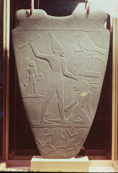 De Narmer-palet: ceremoniële palet met koning Narmer, met de witte kroon van Boven-Egypte, die een gevangene slaat, gevonden in Hieraconpolis, Vroeg-dynastieke Periode, ca. 3000 v.Chr. door Egyptian 1st Dynasty
