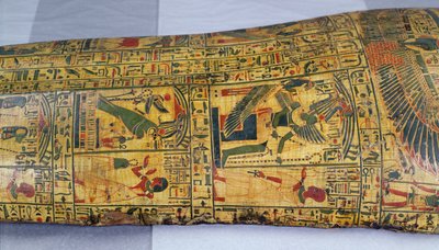 Detail van het buitenste kistdeksel van de mummie van Nesyamun, mogelijk gevonden in Deir El-Bahri, Nieuwe Koninkrijk, ca. 1100 v.Chr. door Egyptian 20th Dynasty