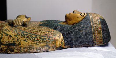 Detail van de buitenste kistdeksel van de mummie van Nesyamun, mogelijk gevonden in Deir El-Bahri, Nieuwe Koninkrijk, circa 1100 v.Chr. (beschilderd hout) door Egyptian 20th Dynasty