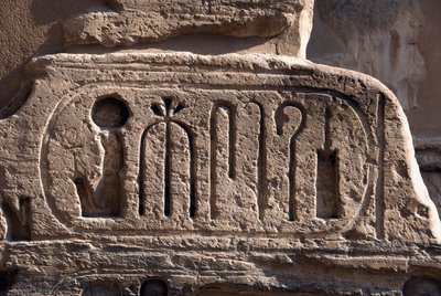 Egyptische oudheid: cartouche van farao Ramses III. Dodentempel van Ramses III (1187-1156 v.Chr.). Luxor, Medinet Habou, Egypte door Egyptian 20th Dynasty