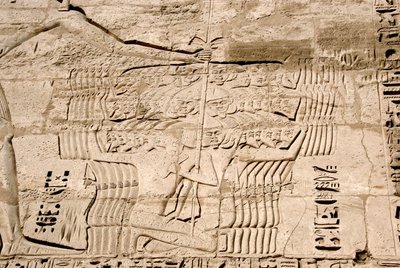 Egyptische oudheid: detail van de reliëfs van de eerste pyloon die de gevangenneming van strijders van de zeevolkeren, vijanden van Ramses III, voorstellen. Dodentempel van Ramses III (1187-1156 v.Chr.). Luxor, Medinet Habou, Egypte door Egyptian 20th Dynasty