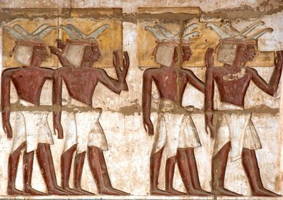 Egyptische oudheid: eerste hof, detail van geschilderde reliëfs die een groep Nubiërs voorstellen die offers brengen aan de farao. Dodentempel van Ramses III (1187-1156 v.Chr.). Luxor, Medinet Habou, Egypte door Egyptian 20th Dynasty