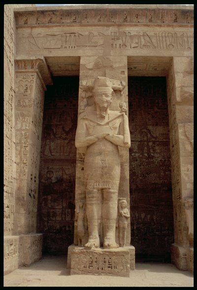 Een van de staande figuren van Ramses III (c.1184-1153 v.Chr.) als de god Osiris, oostzijde van de eerste hof of, de Hal van Verschijningen, van de Dodentempel van Ramses III, Nieuwe Koninkrijk, c.1185-10 door Egyptian 20th Dynasty
