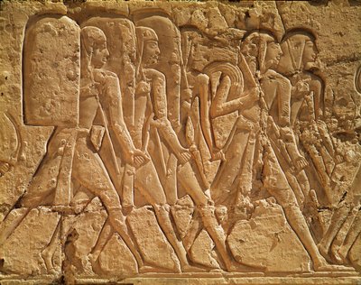 Reliëf met dienaren die touw en wapens dragen, uit de dodentempel van Ramses III door Egyptian 20th Dynasty