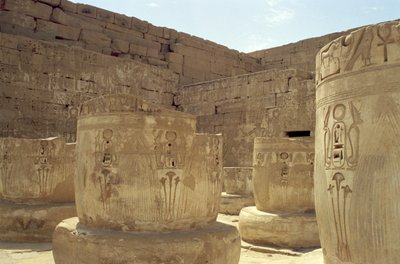 Resten van zuilen in de Hypostyle Hal van de Dodentempel van Ramses III (c.1184-1153 v.Chr.) Nieuwe Koninkrijk door Egyptian 20th Dynasty