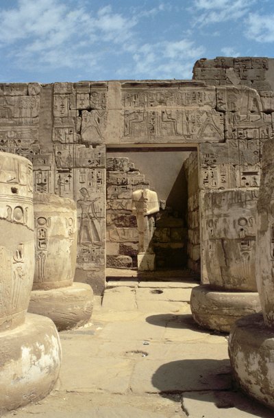 Standbeeld van Ramses in een kapel die leidt van de Hypostyle Hal van de Dodentempel van Ramses III (c.1184-1153 v.Chr.) Nieuwe Koninkrijk door Egyptian 20th Dynasty