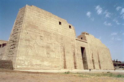Uitzicht op de Eerste Pylon van de Dodentempel van Ramses III (c.1184-1153 v.Chr.) Nieuwe Koninkrijk door Egyptian 20th Dynasty