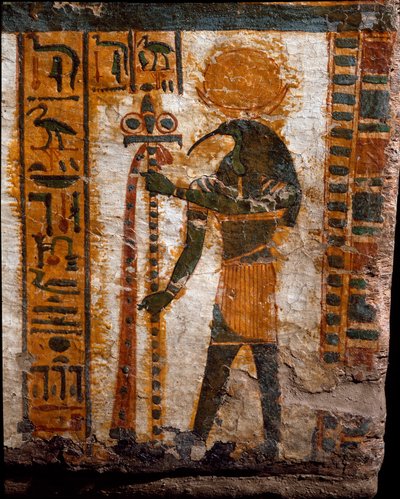 Egyptische oudheid: Thot, de god van de maan, in de vorm van een man met het hoofd van een ibis. decoratie van de antropoïde sarcofaag van de schrijver Butehamon, 21e dynastie (1085-935 v.Chr.). Museum van Egypte in Turijn (Torino, Museo Egizio) door Egyptian 21st Dynasty