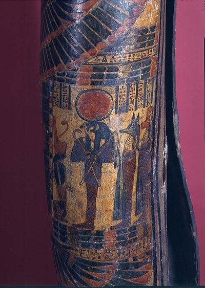 Detail van sarcofaag met Re-Harakhty met zonneschijf, houdend staf en zweep scepters, twee zonen van Horus staand achter, Derde Tussenperiode, 850-730 v.Chr. (detail) door Egyptian 22nd Dynasty