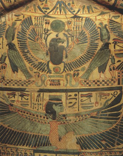Mummiedeksel met gevleugelde godheid die scarabee beschermt, symbool van eeuwigheid door Egyptian 22nd Dynasty
