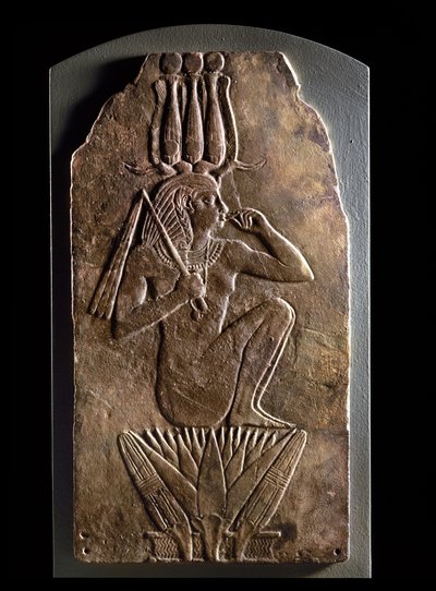 Plaquette van Iuput II als kind-god die uit een lotusbloem tevoorschijn komt (faience) door Egyptian 23rd Dynasty