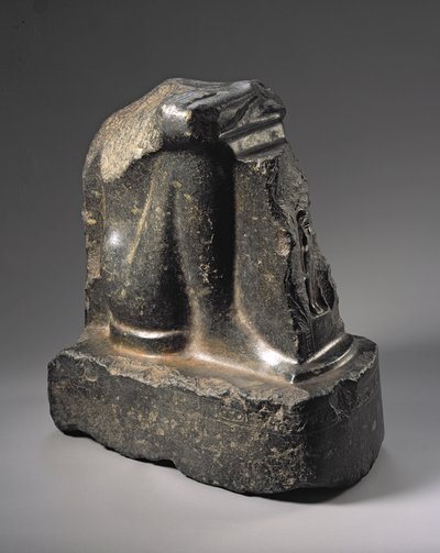 Fragment van een naofore standbeeld, Late Dynastieke Periode (basalt) door Egyptian 26th Dynasty