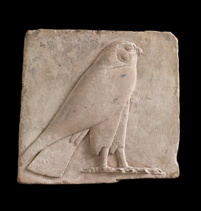 Plaquette met een valk, waarschijnlijk de god Horus, 26e Dynastie of Saïtische periode, 664-525 v.Chr. of later kalksteen door Egyptian 26th Dynasty