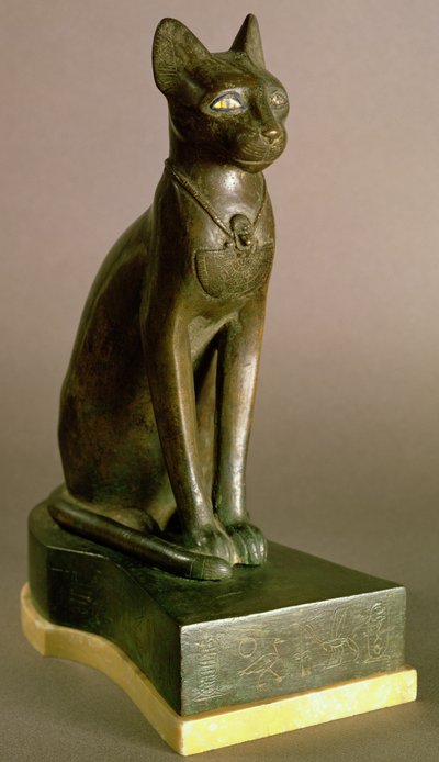 Statuette van een kat die de godin Bastet vertegenwoordigt, met het cartouche van Psamtek I, Saïtische Periode, ca.664-610 v.Chr. door Egyptian 26th Dynasty