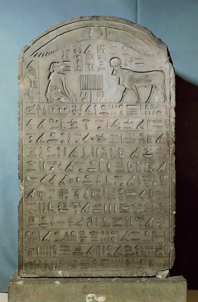 Stèle ter herdenking van de begrafenis van de Apis-stier tijdens het bewind van Ahmose II uit het Serapeum van Saqqara door Egyptian 26th Dynasty