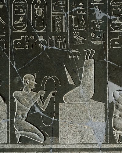 Dolerietreliëf van Nectanebo I, koning die een ketting aanbiedt aan een demon, voorgesteld door een mesblad en drie slangen, uit Heliopolis bij de tempel van Atum door Egyptian 30th Dynasty
