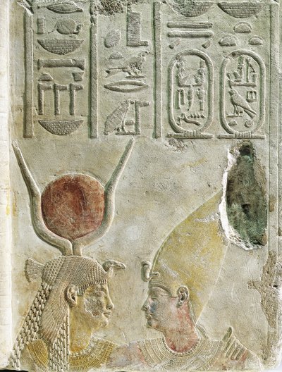 Koning Nectanebo II (360-343 v.Chr.) verwelkomd door godin Isis, geschilderd kalkstenen reliëf door Egyptian 30th Dynasty