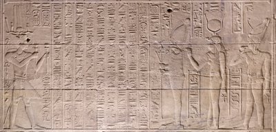 Reliëfs in het binnenheiligdom, Philae-tempel, Aswan, Egypte door Egyptian 30th Dynasty