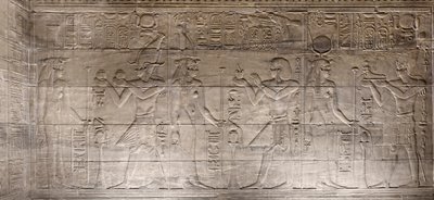 Reliëfs in het binnenste heiligdom, Philae tempel, Aswan, Egypte door Egyptian 30th Dynasty