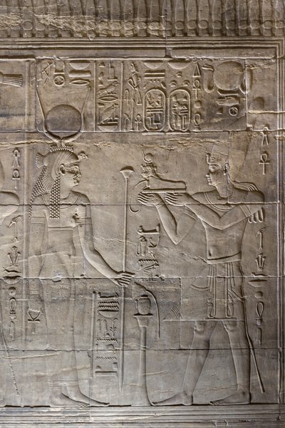 Reliëfs in het binnenheiligdom, Philae-tempel, Aswan, Egypte door Egyptian 30th Dynasty